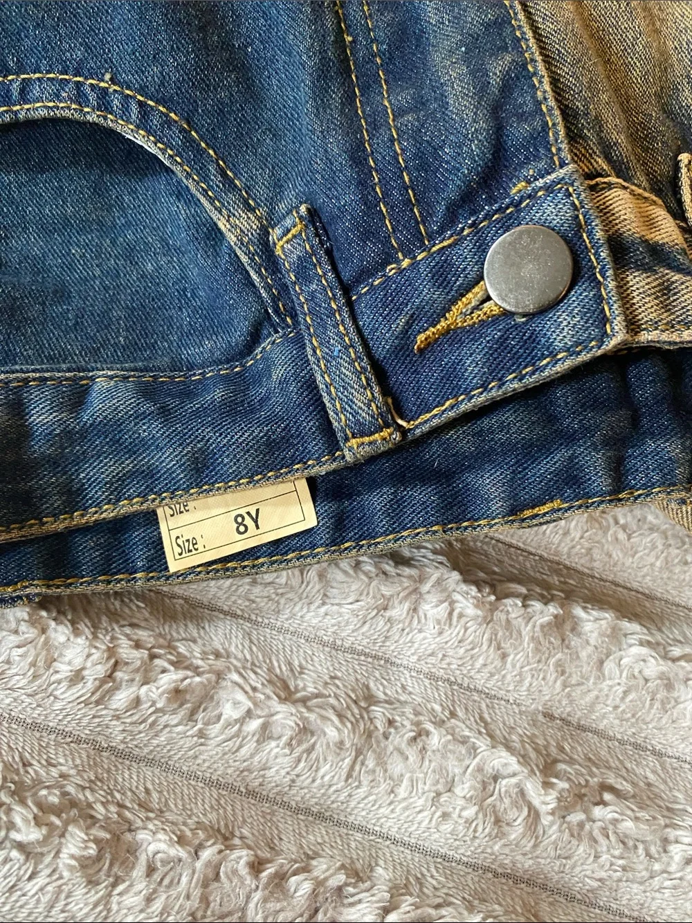 NWOT, Distress Blue Jeans Two Tone and back pockets.